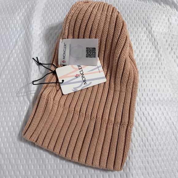 Moncler Women’s Ribbed Knit Beanie Hat w/ Fur Pom Beige Blush NWT One Size - Picture 4 of 4